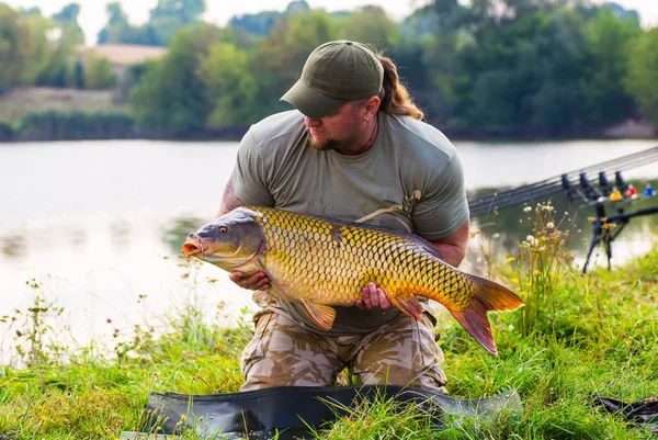 Pêcheur heureux avec trophée de pêche à la carpe — Photo