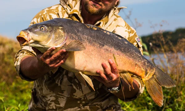 Pêcheur heureux avec trophée de pêche à la carpe — Photo