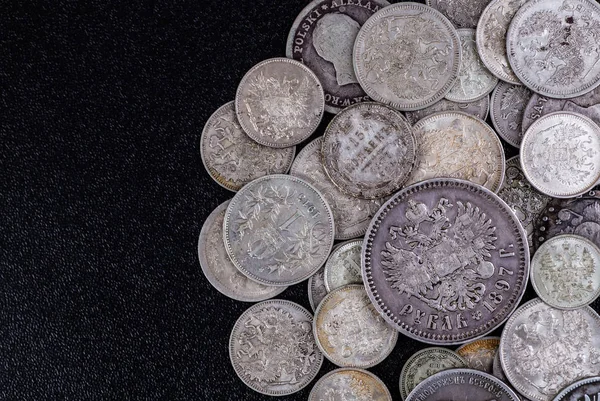 Gold and silver coins of the Russian Empire in the background ko — Stock Photo, Image