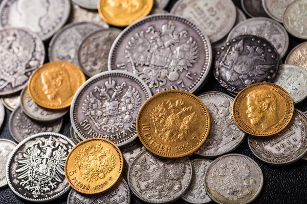 Золотые и серебряные монеты Российской империи на заднем плане ko — стоковое фото