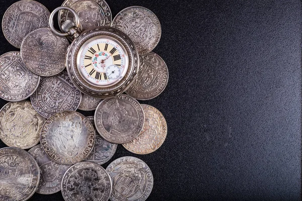 Αρχαία χρήματα τσέπη ρολόι φόντο. Έννοια αντίκες — Φωτογραφία Αρχείου