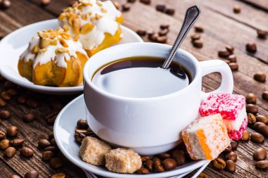 Kahve fincanı ve kahve çekirdeği.