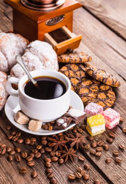 Kahve fincanı ve kahve çekirdeği.