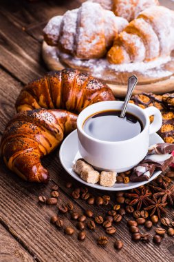 Tablo croissants ve kahve Kahvaltı