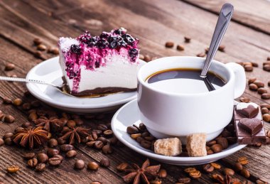 Kahve fincanı ve kahve çekirdeği.