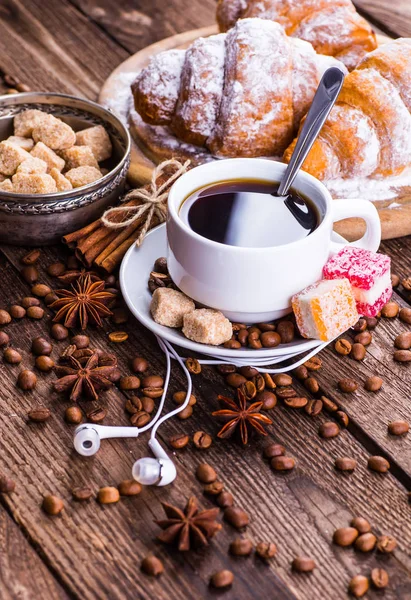 Desayuno con café y cruasanes en la mesa — Foto de Stock