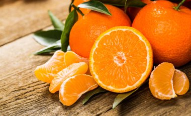 Olgun Mandarin meyve açık soyulmuş ve eski rustik etrafa tim