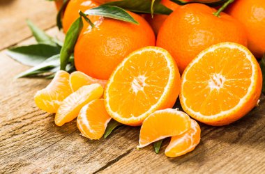 Olgun Mandarin meyve açık soyulmuş ve eski rustik etrafa tim