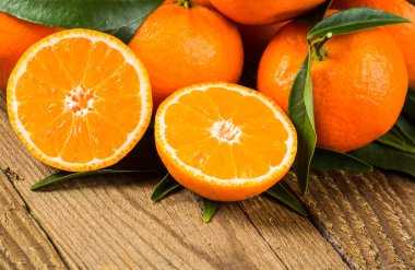 Olgun Mandarin meyve açık soyulmuş ve eski rustik etrafa tim