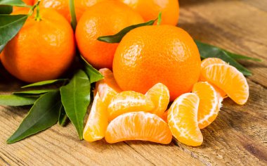 Olgun Mandarin meyve açık soyulmuş ve eski rustik etrafa tim