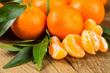 Olgun Mandarin meyve açık soyulmuş ve eski rustik etrafa tim