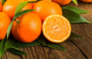 Olgun Mandarin meyve açık soyulmuş ve eski rustik etrafa tim