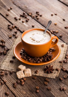 Kahve fincanı ve kahve çekirdeği.