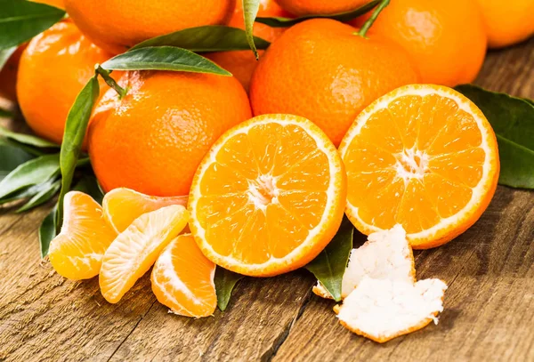 Zralé ovoce mandarinky Rozpáraná a místo na starém selském se tim — Stock fotografie
