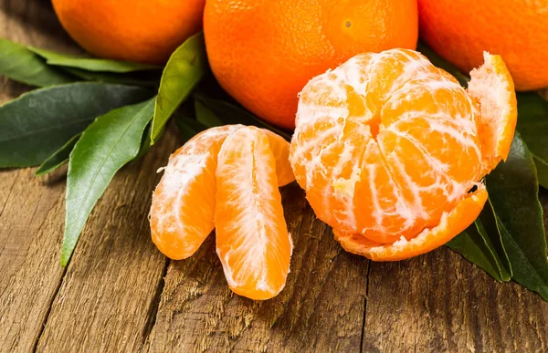 Zralé ovoce mandarinky Rozpáraná a místo na starém selském se tim — Stock fotografie