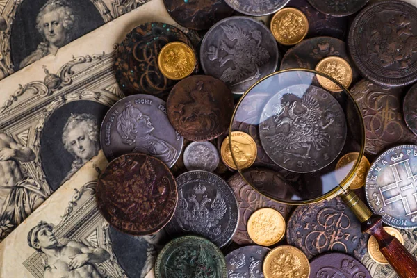 Altın ve gümüş paralar içinde belgili tanımlık geçmiş Rus İmparatorluğu'nun ko