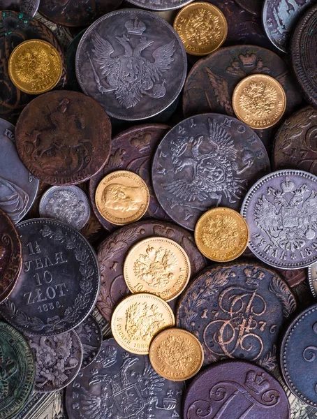Zlaté a stříbrné mince ruské říše v pozadí ko — Stock fotografie