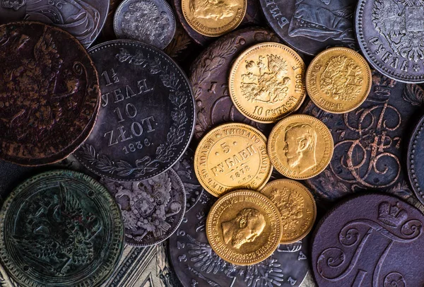 Monete d'oro e d'argento dell'Impero russo sullo sfondo ko — Foto Stock