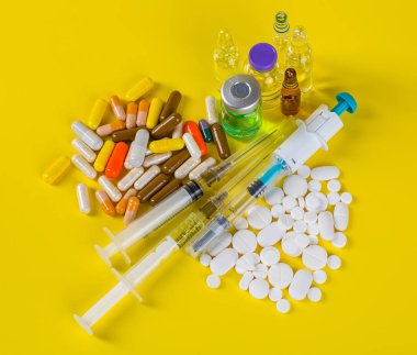 Tablet ve kapsüller şeklinde farklı hapların seçimi