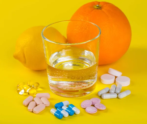 Val av olika piller i form av tabletter och kapslar — Stockfoto