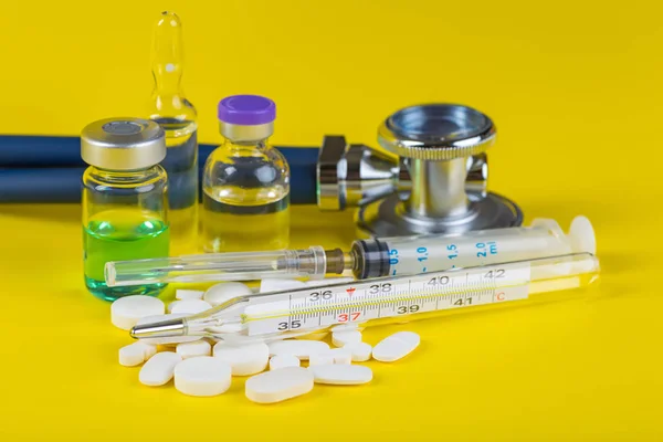 Selección de diferentes píldoras en forma de tabletas y cápsulas — Foto de Stock