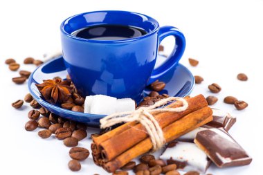 Beyaz arka planda kahve fincanı ve fasulye.. 