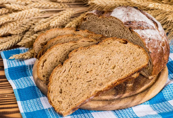 Sortiment av bakat bröd på träbord bakgrund — Stockfoto