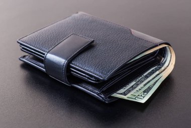 dolar faturaları üzerinde siyah izole cüzdan