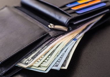 dolar faturaları üzerinde siyah izole cüzdan