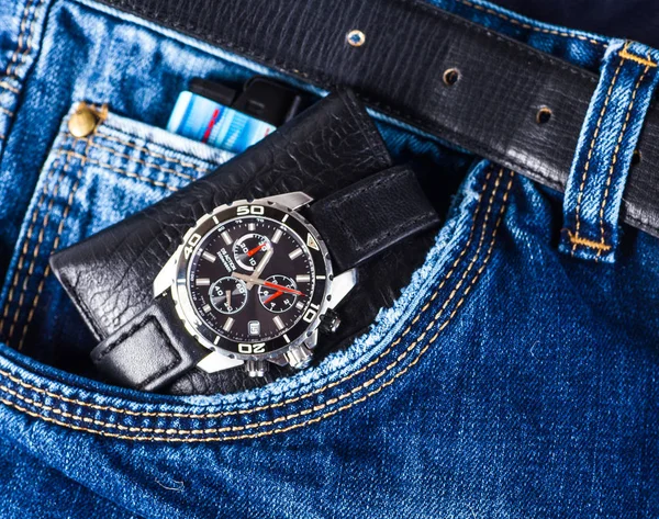 男性ファッションとアクセサリー、手首腕時計の革ベルト、財布, — ストック写真