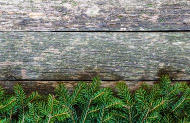 Tahtada süslemesi olan Noel ağacı