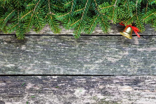 Choinka z ozdobą na drewnianej desce — Zdjęcie stockowe