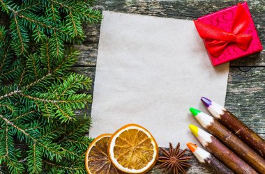 Tahtada süslemesi olan Noel ağacı