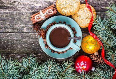 Çam ağacı, sıcak çikolata ile Noel arka plan. Üstten Görünüm.