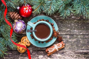 Çam ağacı, sıcak çikolata ile Noel arka plan. Üstten Görünüm.