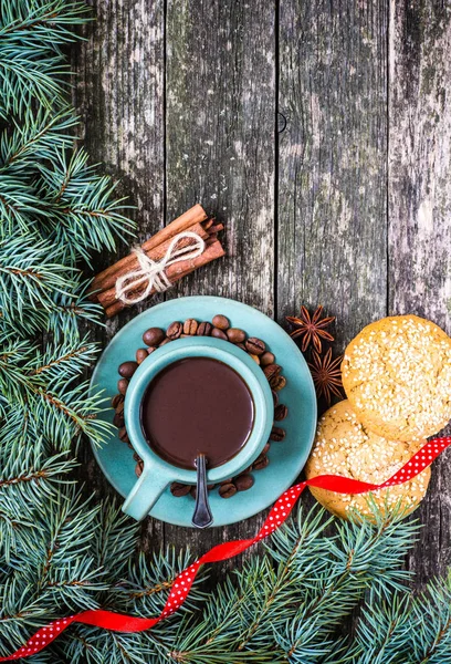 Çam ağacı, sıcak çikolata ile Noel arka plan. Üstten Görünüm.