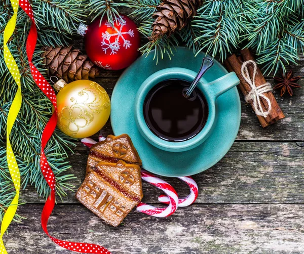 Christmas Breakfast.Coffee cup i ziaren kawy. — Zdjęcie stockowe