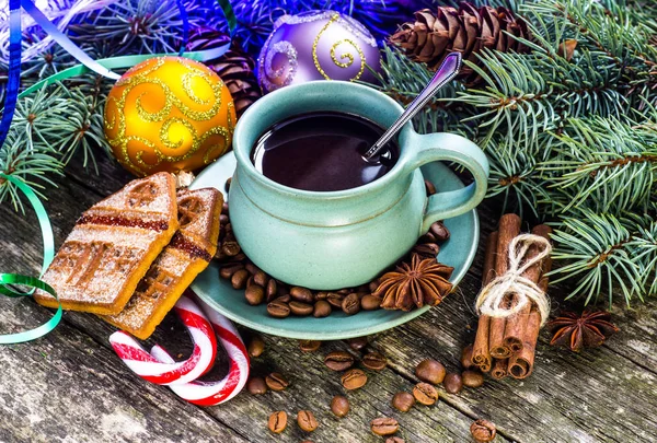 Christmas Breakfast.Coffee cup i ziaren kawy. — Zdjęcie stockowe