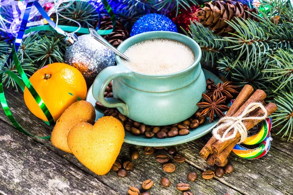 Christmas Breakfast.Coffee cup i ziaren kawy. — Zdjęcie stockowe
