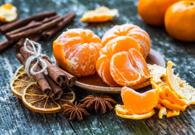 Tahta masadaki taze portakallar