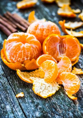 Tahta masadaki taze portakallar