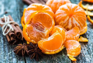 Tahta masadaki taze portakallar