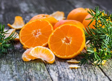 Olgun Mandarin meyve açık soyulmuş ve eski rustik etrafa tim
