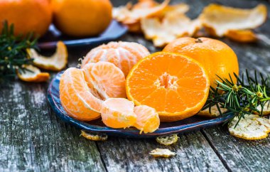 Olgun Mandarin meyve açık soyulmuş ve eski rustik etrafa tim
