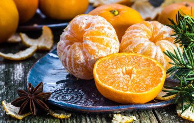 Olgun Mandarin meyve açık soyulmuş ve eski rustik etrafa tim