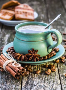 Kahve fincanı ve kahve çekirdeği.