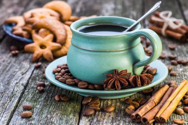 Kahve fincanı ve kahve çekirdeği.