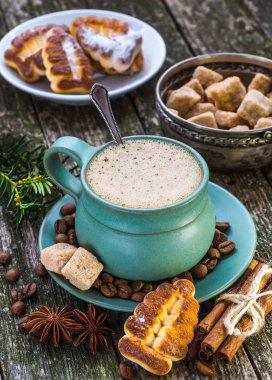 Kahve fincanı ve kahve çekirdeği.