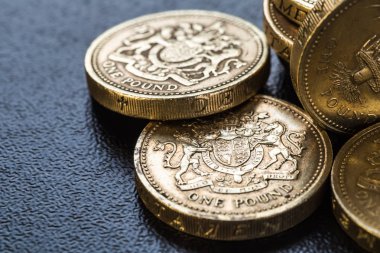 İngiliz sikke yığını üzerinde siyah, Sterlini