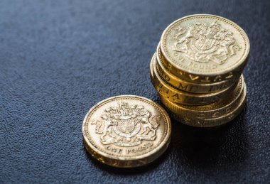 İngiliz sikke yığını üzerinde siyah, Sterlini